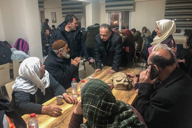 Mustafa Yalçın mekik dokuyor -
