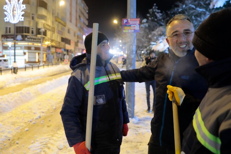 Nevşehir Belediyesi'nden gece vakti kar mesaisi -