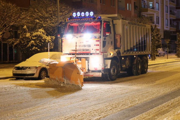 Nevşehir Belediyesi'nden kar mesaisi -