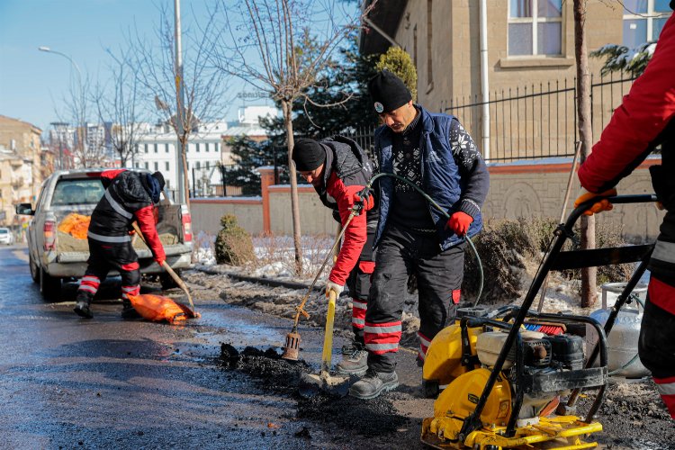 Nevşehir'de bozuk yollar ve yaya kaldırımları onarılıyor -