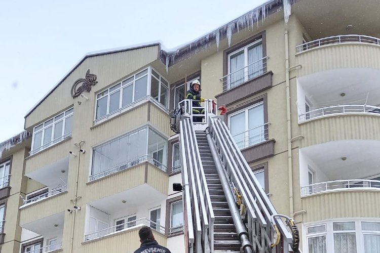 Nevşehir'de tehlikeli buz sarkıtları temizleniyor -