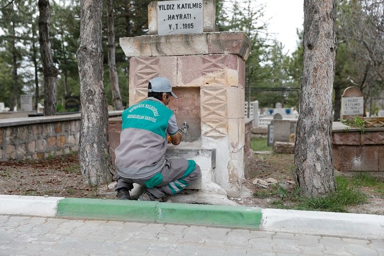 Nevşehir Belediyesi'nden mezarlıklara temizlik -