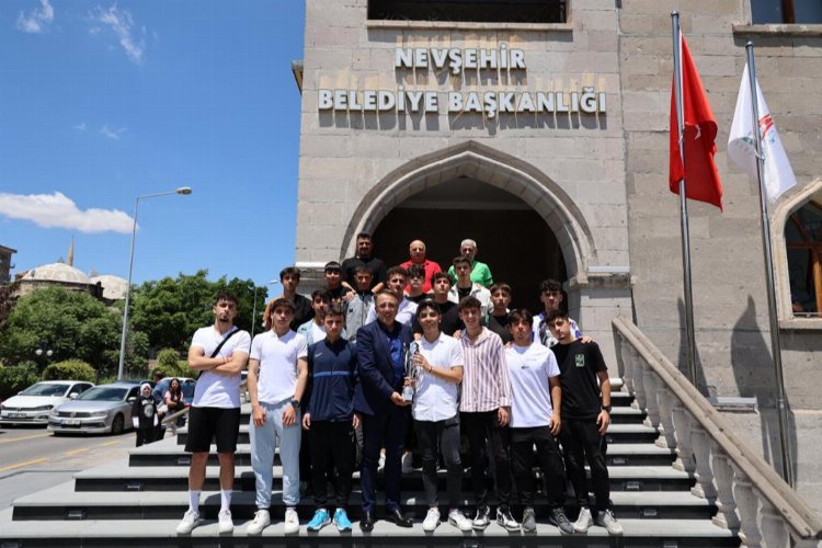Nevşehir Belediyesi sporcularına Savran'dan tebrik -