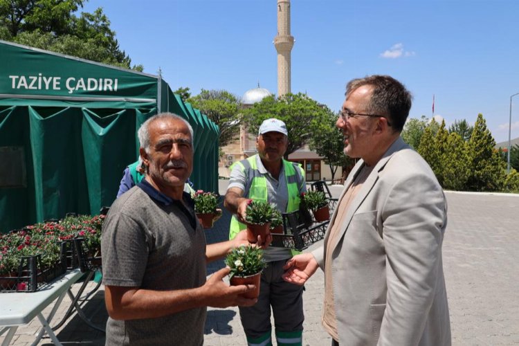 Nevşehir'de mezarlıklarda karanfil dağıtıldı -
