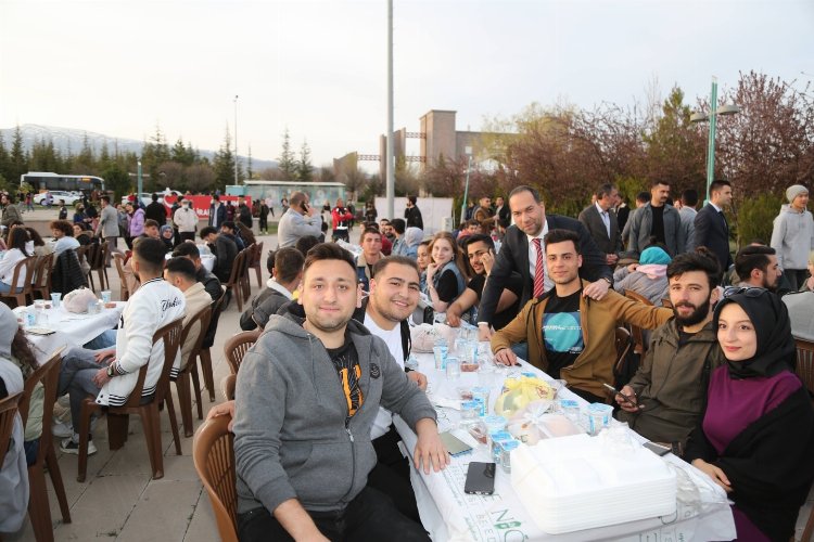 NÖHÜ'de Başkan Özdemir Öğrencilerle iftar yaptı -