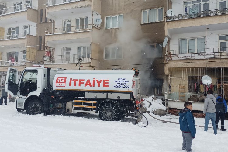 Niğde'de apartmanda yangın: 7 kişi etkilendi -