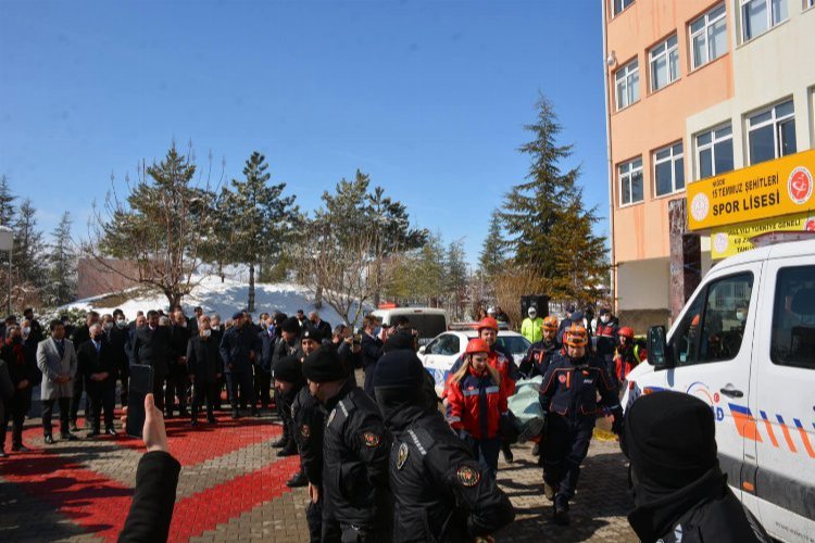 Niğde'de deprem tatbikatı gerçeğini aratmadı -