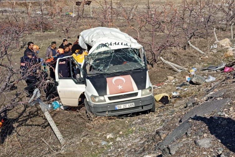 Niğde’de işçi servisi devrildi: 15 yaralı -