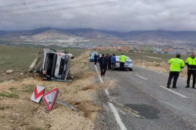 Niğde'de kamyonet devrildi: 2 yaralı -