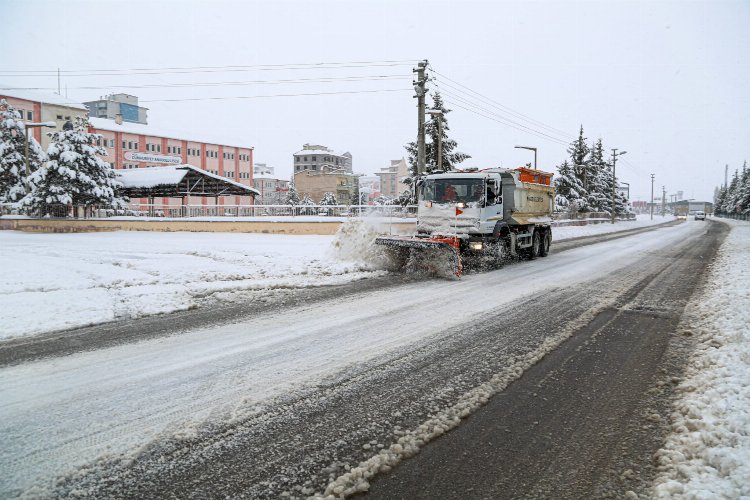 Niğde'de karla mücadele devam ediyor -