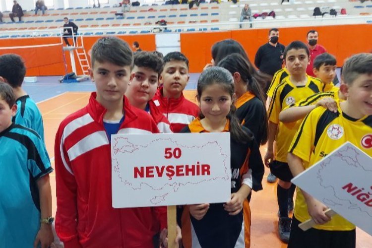 Niğde'de Küçükler Badminton Turnuvası sonuçlandı -