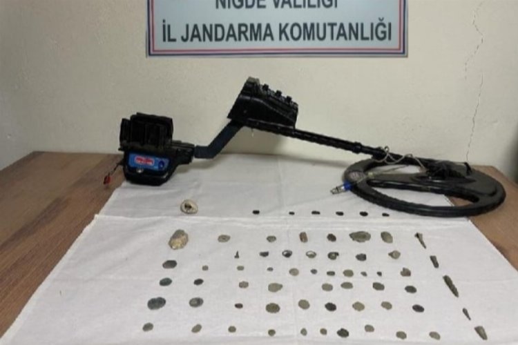 Niğde'de tarihi eser kaçakçıları jandarmadan kaçamadı -