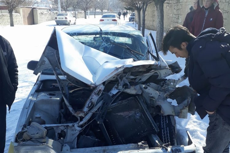 Niğde Karaatlı'da trafik kazası: 2 yaralı -