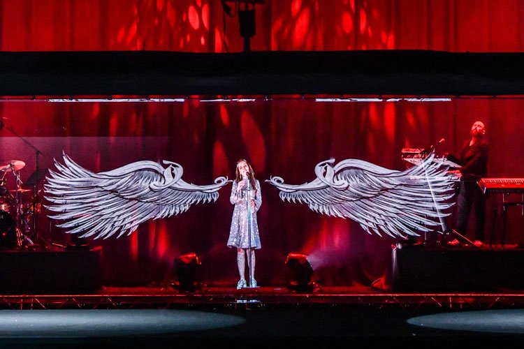 Nil Karaibrahimgil, ilk 5G konserinde hayranlarını coşturdu -