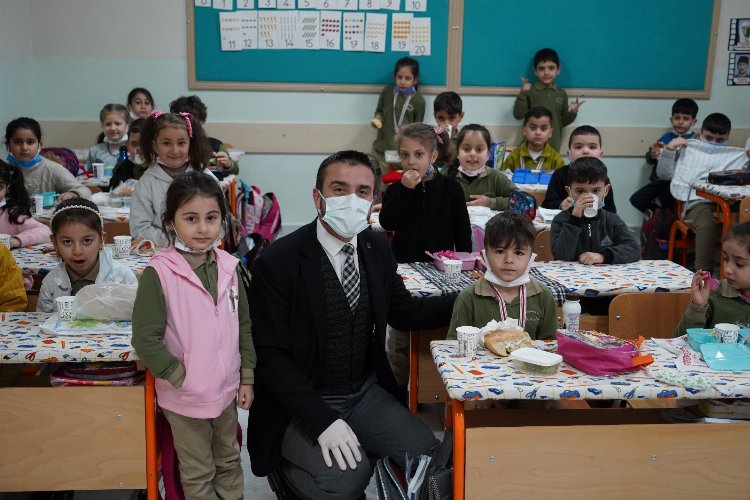 Çocukların sabah sütü Bursa Kestel Belediyesi'nden -