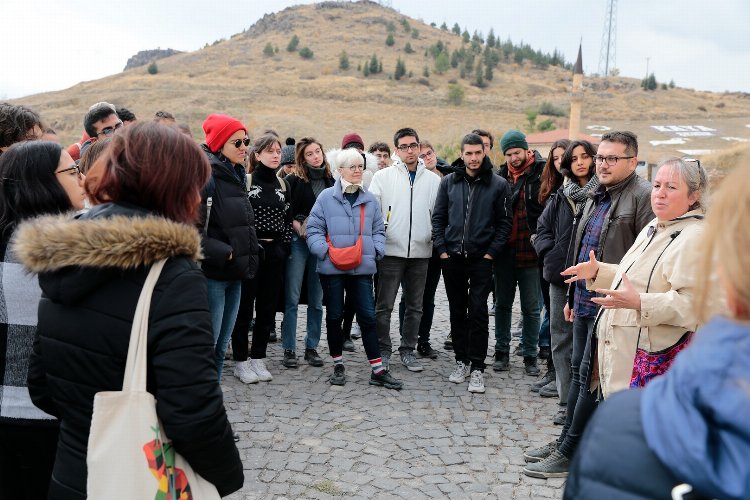 ODTÜ'lü oyuncular Kayaşehir'i gezdi -