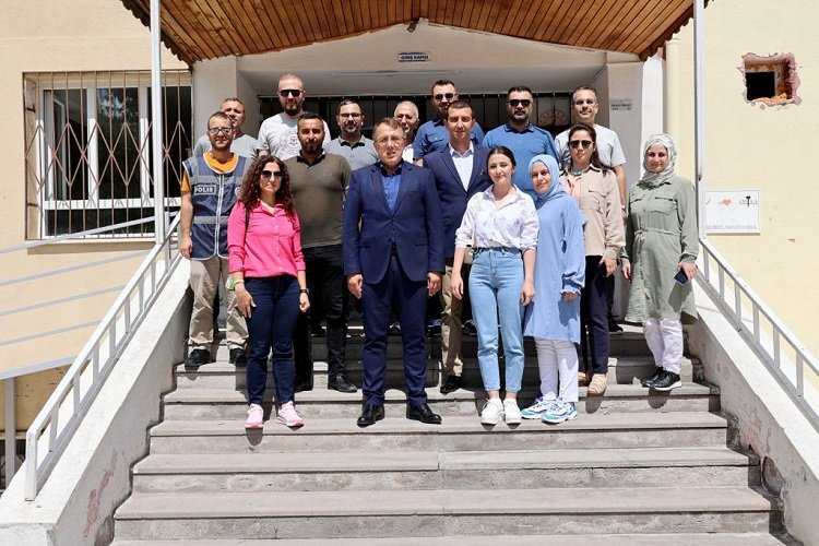 Öğrencilere karnelerini Mehmet Savran dağıttı -