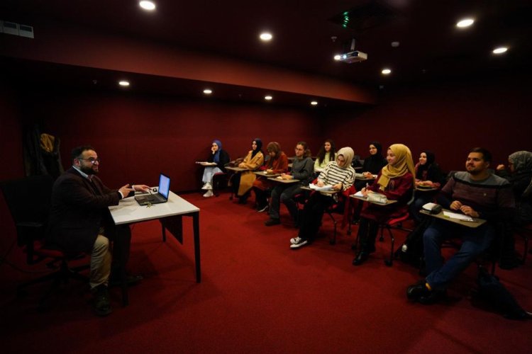 Öğrencileri İngilizceyi konuşarak öğreniyor -