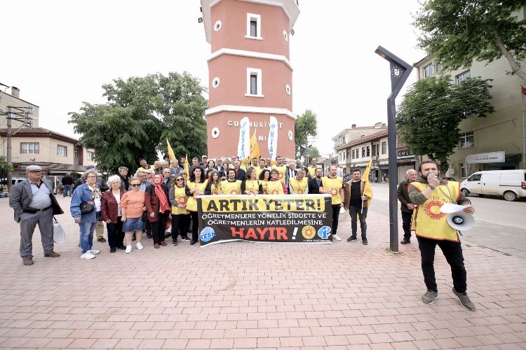 Öğretmene şiddete düdüklü alkışlı protesto -