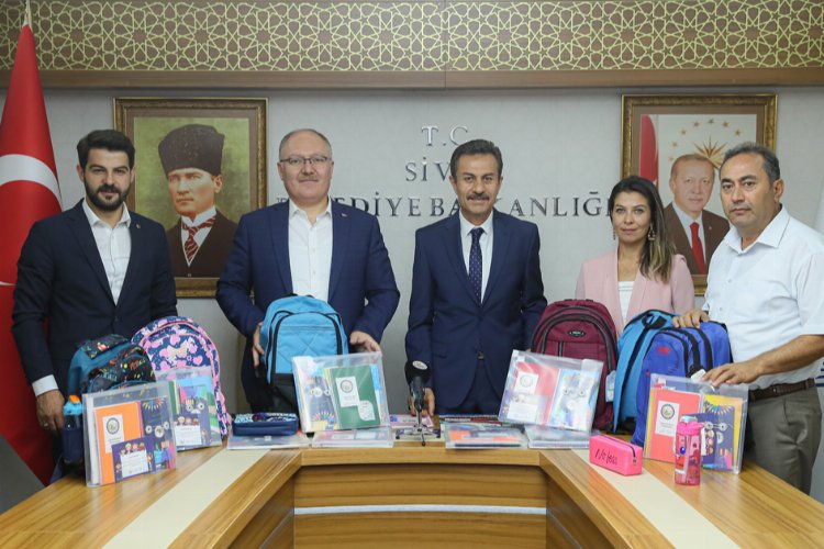 Okul çantası ve kırtasiye malzemesi belediyeden -