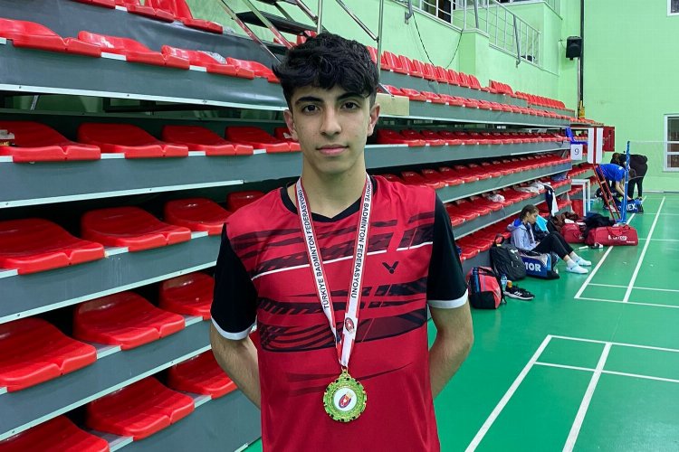 Osmangazili badmintoncudan altın madalya -