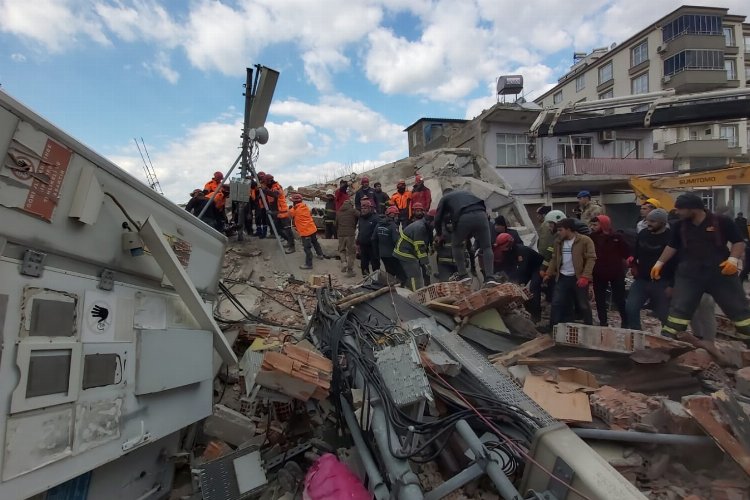 Osmaniye'de çöken binaya müdahale sürüyor -