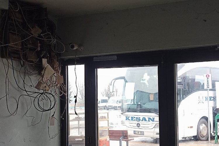 Otogarda açık kablo tehlikesi -