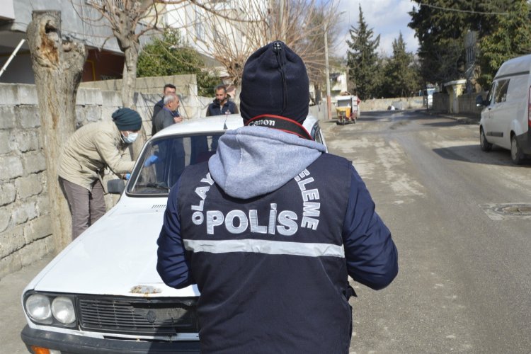 Otomobilin içindeki müzik sistemini çaldılar -