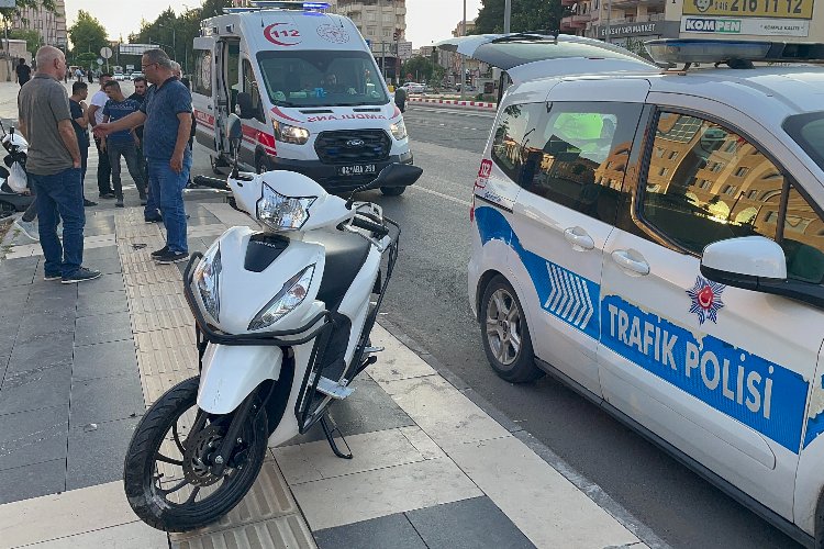 Otomobilin sıkıştırdı, motosiklet kaldırıma çarptı: 2 yaralı -