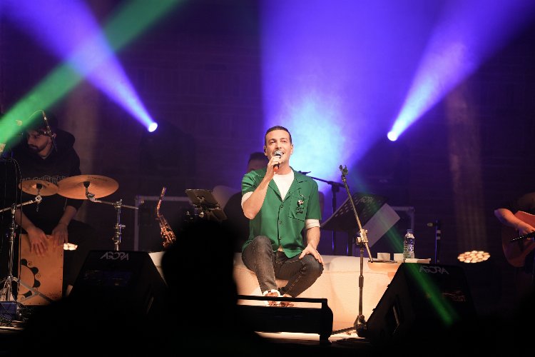 Oğuzhan Koç Akustik Konseri İzmir'i büyüledi -