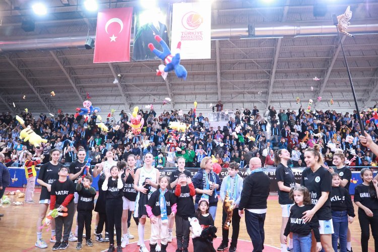 Oyuncaklar afetzede çocuklar için sahaya atıldı -