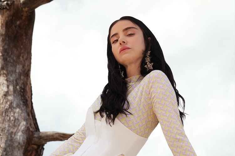 Özge Gürel'den 'sihir'li sözcükler -