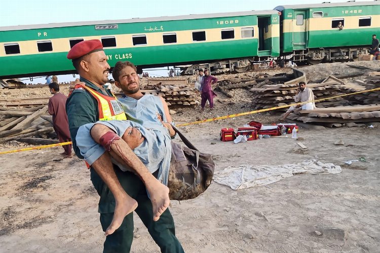 Pakistan'da bombalı saldırı! Tren raydan çıktı... -