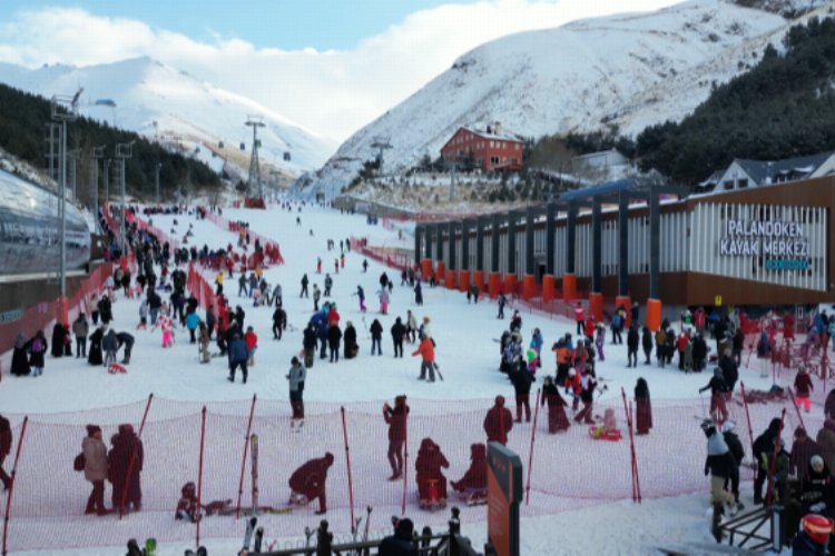 Palandöken kayakçıların akınına uğradı -