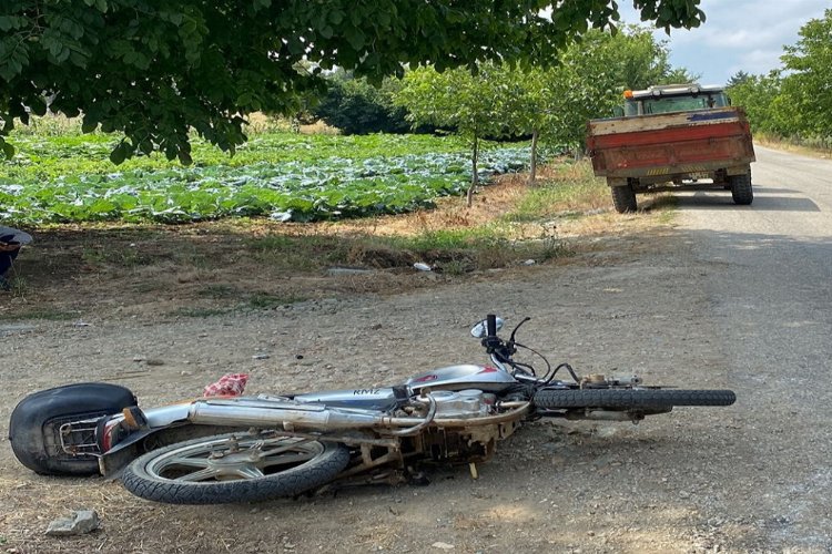 Pazaryeri’nde traktör ile motosiklet çarpıştı 1 yaralı -