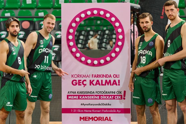 Pembe Ayna farkındalık için parkede -