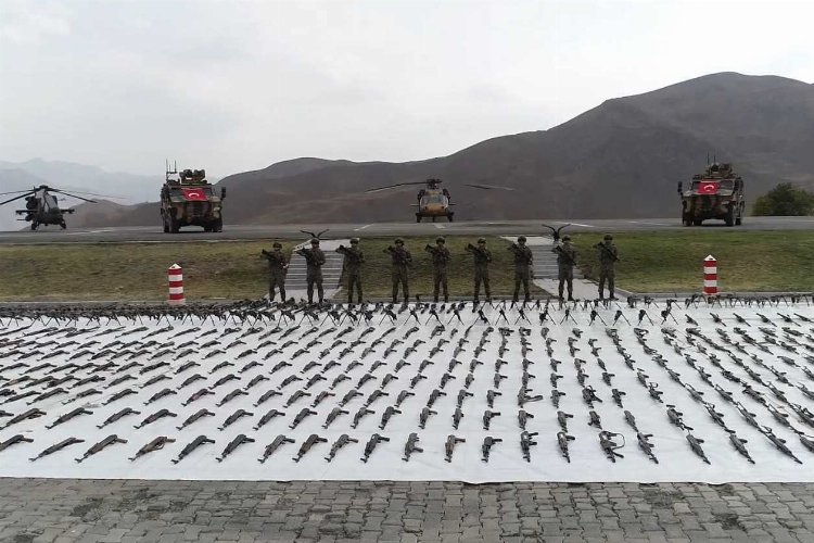 Pençe Kilit'te teröre büyük darbe! 1043 silah ele geçirildi -