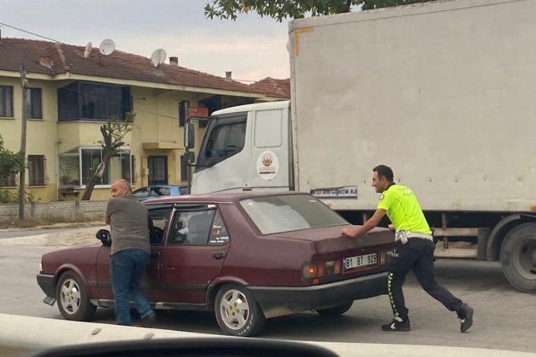 Polis memurunun yardımsever tavrı takdirle karşılandı -