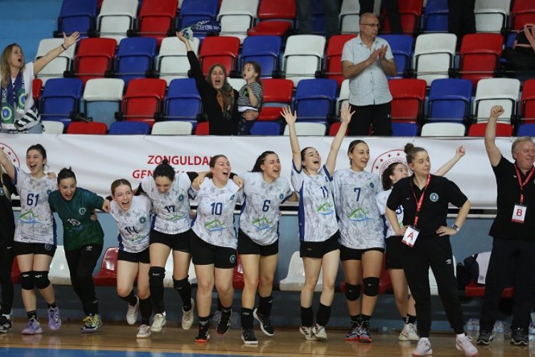 Poyrazın Kızları Süper Lig'i garantiledi -