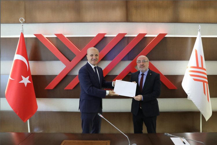 Prof. Dr. Kurtuluş Karamustafa mazbatasını aldı -