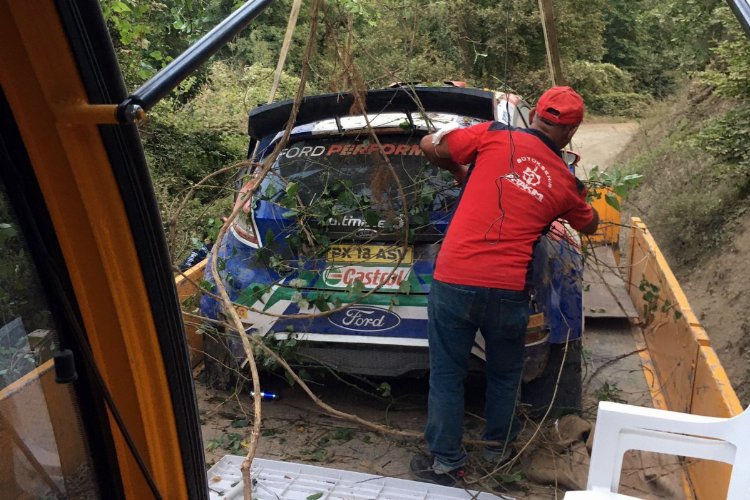 Rallide kaza yapan otomobiller vinçle kurtarıldı -