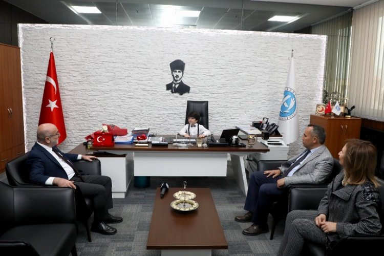 Rektör Karamustafa koltuğunu küçük Batuhan’a devretti -