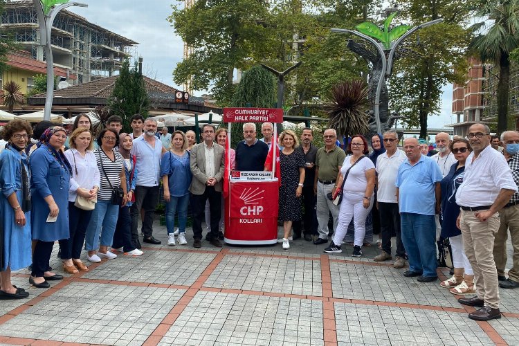Rize'de CHP'liler Memişağa Parkı'nda aşure dağıttı -