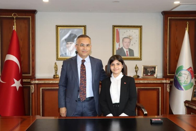 Rize'nin Valisi 23 Nisan'da Berrak Su Bulut oldu -
