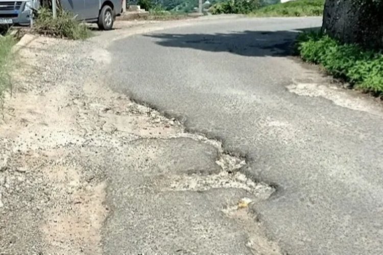 Rize Pazar'da Aktepe Grup Yolu köstebek yuvası gibi! -