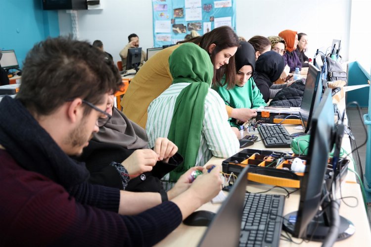 Robotik kodlama için eğiticiler eğitiliyor -