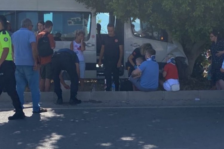 Rus Turistleri taşıyan minibüs kaza yaptı -
