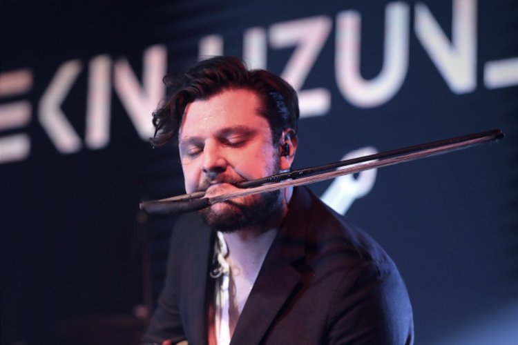 Sahneden indi tarlaya koştu -