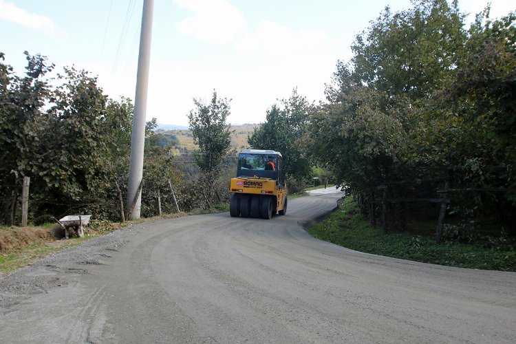 “Sakarya Akyazı’da 50 kilometrelik güzergâhlar beton yol ile yenilenecek” -