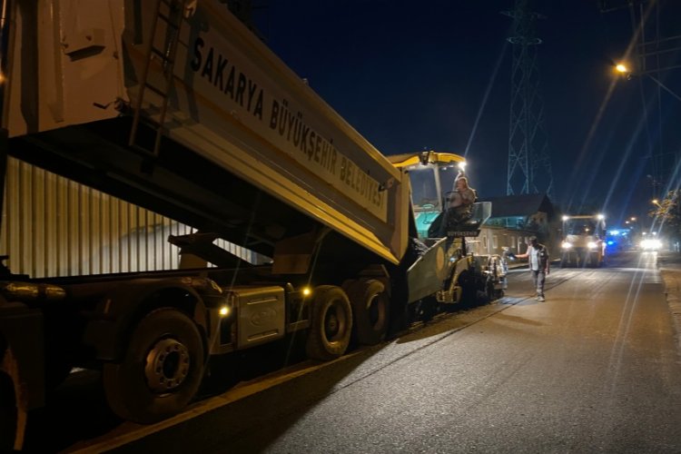 Sakarya Arifiye’de gece 'asfalt' mesaisi -